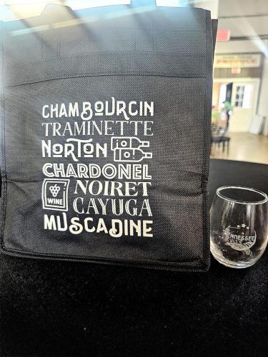 Sip TN, Tennessee Wines, tote bag, sampling wine glass, hesgonegrapes.com